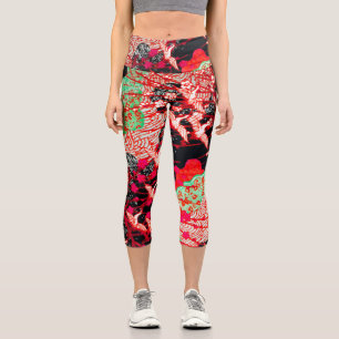 FLIEGENDE KRÄNE MIT FRÜHBLUMEN Rot Schwarz Capri Leggings