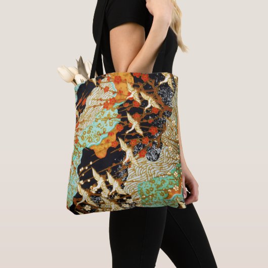 FLIEGENDE KRÄNE MIT FRÜHBLUMEN TASCHE (Von Nahem)