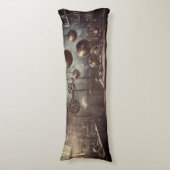 Fliegende Kugeln, in einem Steampunkellabor Seitenschläferkissen (Vorderseite Vertikal)