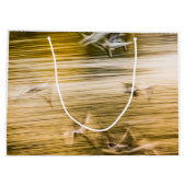 Fliegende Möwen - abstrakt Große Geschenktüte (Rückseite)