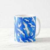 Fliegende Möwen am Himmel blau Kaffeetasse (VorderseiteRechts)