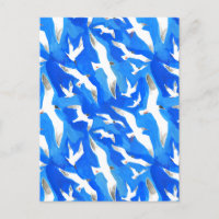 Fliegende Möwen am Himmel blau