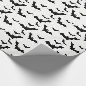 Fliegende schwarze Schläger auf weißem Hintergrund Geschenkpapier (Ecke)