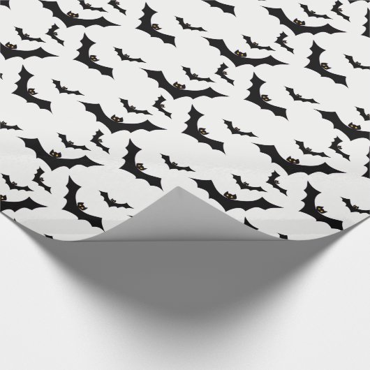 Fliegende schwarze Schläger auf weißem Hintergrund Geschenkpapier (Ecke)