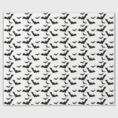 Fliegende schwarze Schläger auf weißem Hintergrund Geschenkpapier (Flach)