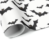 Fliegende schwarze Schläger auf weißem Hintergrund Geschenkpapier (Rolleneckpunkt)