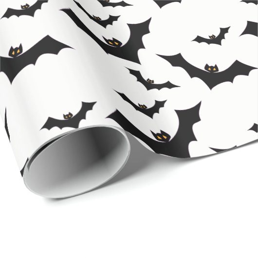 Fliegende schwarze Schläger auf weißem Hintergrund Geschenkpapier (Rolleneckpunkt)