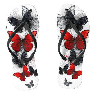 Fliegende schwarze und rote Morpho-Schmetterlinge Badesandalen