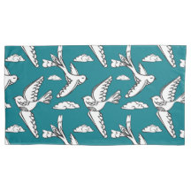Fliegende Vögel und Wolken Kissen Hüllen
