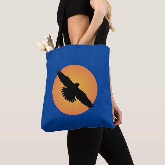 Fliegender Adler vor der Sonne Tasche (Von Nahem)