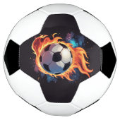 Fliegender Fußball mit Flammen. (Gedreht)