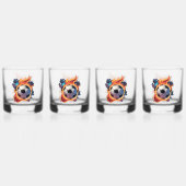 Fliegender Fußball mit Flammen. Whiskyglas (Hinten)