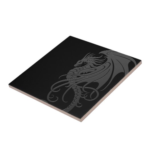 Fliegender Stammes- Drache - Grau auf Schwarzem Fliese (Seite)