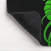 Fliegender Stammes- Drache - Grün auf Schwarzem Mousepad (Ecke)