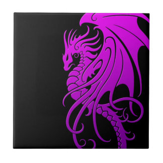 Fliegender Stammes- Drache - lila auf Schwarzem Fliese