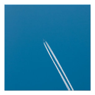 Fliegendes Flugzeug vor blauem Himmelshintergrund Poster