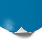 Fliegendes Flugzeug vor blauem Himmelshintergrund Poster (Ecke)