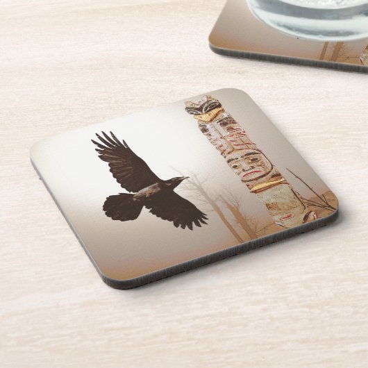 Fliegendes Raven & Totem Pole Fantasy Art Getränkeuntersetzer (Linke Seite)