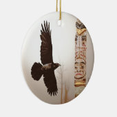 Fliegendes Raven & Totem Pole Fantasy Art Keramikornament (Rechts)