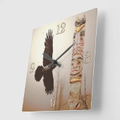 Fliegendes Raven & Totem Pole Fantasy Art Quadratische Wanduhr (Winkel)