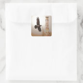 Fliegendes Raven & Totem Pole Fantasy Art Quadratischer Aufkleber (Tasche)