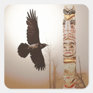 Fliegendes Raven & Totem Pole Fantasy Art Quadratischer Aufkleber
