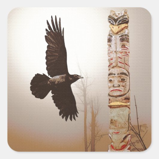 Fliegendes Raven & Totem Pole Fantasy Art Quadratischer Aufkleber (Vorderseite)