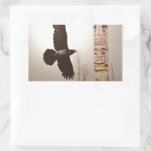 Fliegendes Raven & Totem Pole Fantasy Art Rechteckiger Aufkleber (Tasche)