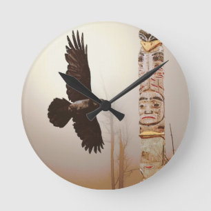 Fliegendes Raven & Totem Pole Fantasy Art Runde Wanduhr
