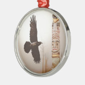 Fliegendes Raven & Totem Pole Fantasy Art Silbernes Ornament (Links)
