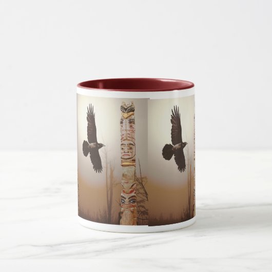 Fliegendes Raven & Totem Pole Fantasy Art Tasse (Zentrum)