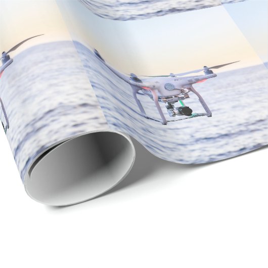 Fliegendrohne an der Küste über Meer Geschenkpapier (Rolleneckpunkt)