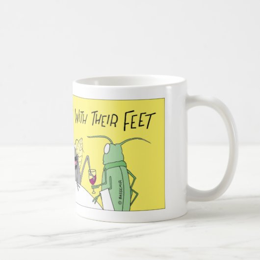 Fliegengeschmack mit ihrer Fußkaffee-Tasse Kaffeetasse (Rechts)