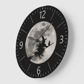 Fliegenhexe mit einem hellen Mond hinter ihr Große Wanduhr (Winkel)