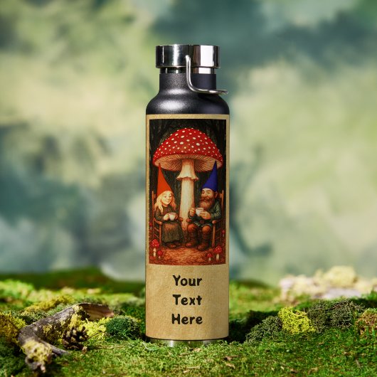 Fliegenpilz und Gnome Trinkflasche (Außenbereich (gedreht))