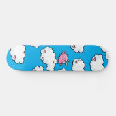 Fliegenschwein tanzt auf Wolken Skateboard (Horizontal)