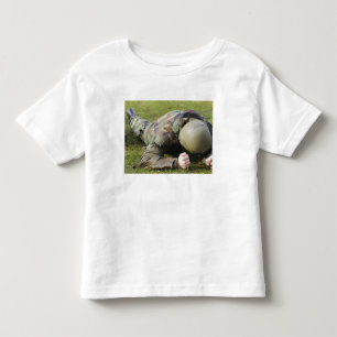 Flieger kriecht durch ein nasses Feld Kleinkind T-shirt