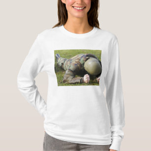 Flieger kriecht durch ein nasses Feld T-Shirt