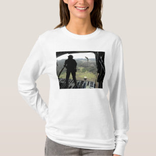 Flieger passt ein Praxisbündel auf zu fallen T-Shirt