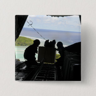 Flieger schieben eine Palette der gespendeten Button