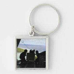 Flieger schieben eine Palette der gespendeten Schlüsselanhänger