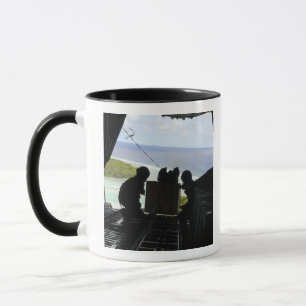 Flieger schieben eine Palette der gespendeten Tasse