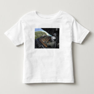 Flieger schieben eine Palette gespendeter Waren 2 Kleinkind T-shirt