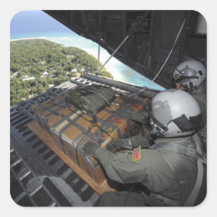 Flieger schieben eine Palette gespendeter Waren 2 Quadratischer Aufkleber