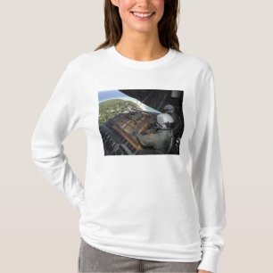 Flieger schieben eine Palette gespendeter Waren 2 T-Shirt