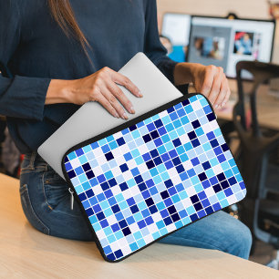 Fliesen, blaue Mosaikfliesen, geometrisches Muster Laptopschutzhülle