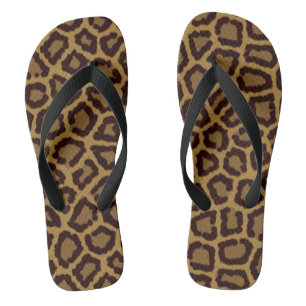 Fliesenhintergrund mit einem Leopardpelz Badesandalen
