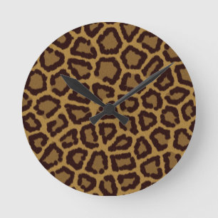 Fliesenhintergrund mit einem Leopardpelz Runde Wanduhr