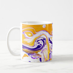 Fließende Kunsttextur: wirbelnde Farben. Kaffeetasse