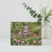 Fließender Wasserfall mit Frühlingsblumen Postkarte (Stehend Vorderseite)